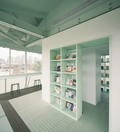 とても小さな24時間の本屋の写真 36