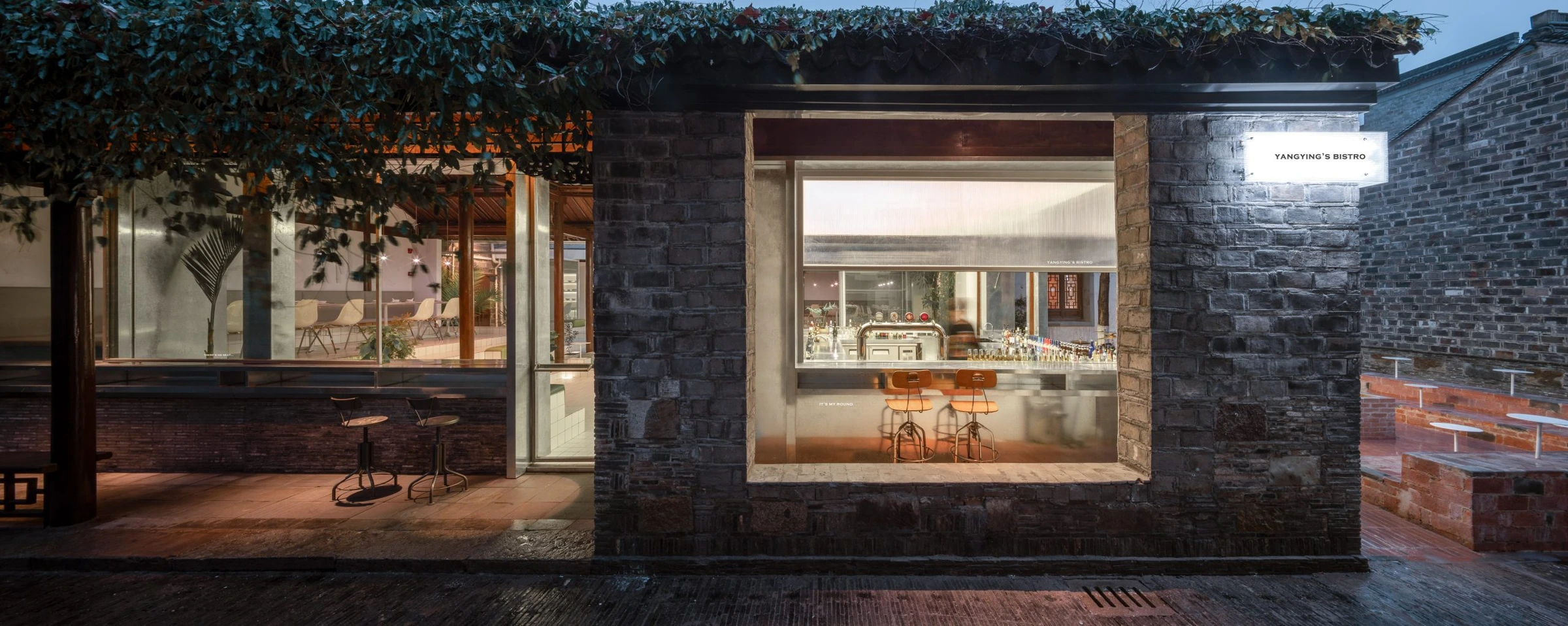 YOUNG INNの焚き火（南京）の空間